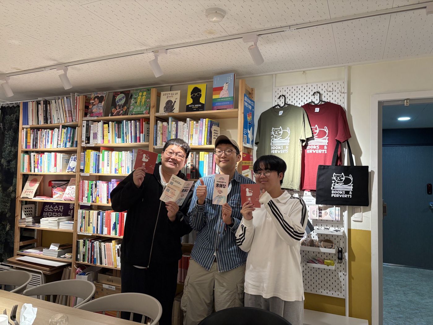 홍예당과 알의 리플릿을 들고 함께 사진을 찍은 성욱 활동가와 홍예당 분들